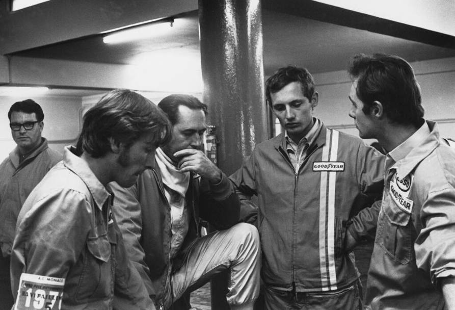 Brabham /terzo da sinistra) e accanto a lui un giovanissimo Ron Dennis (secondo da destra)